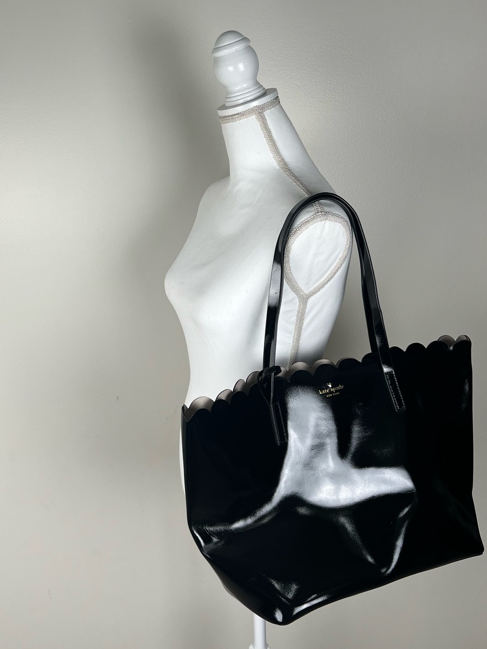 Kate Spade Lily Avenue Carrigan Tote Bag in Black Patent with a Scallop-Edge